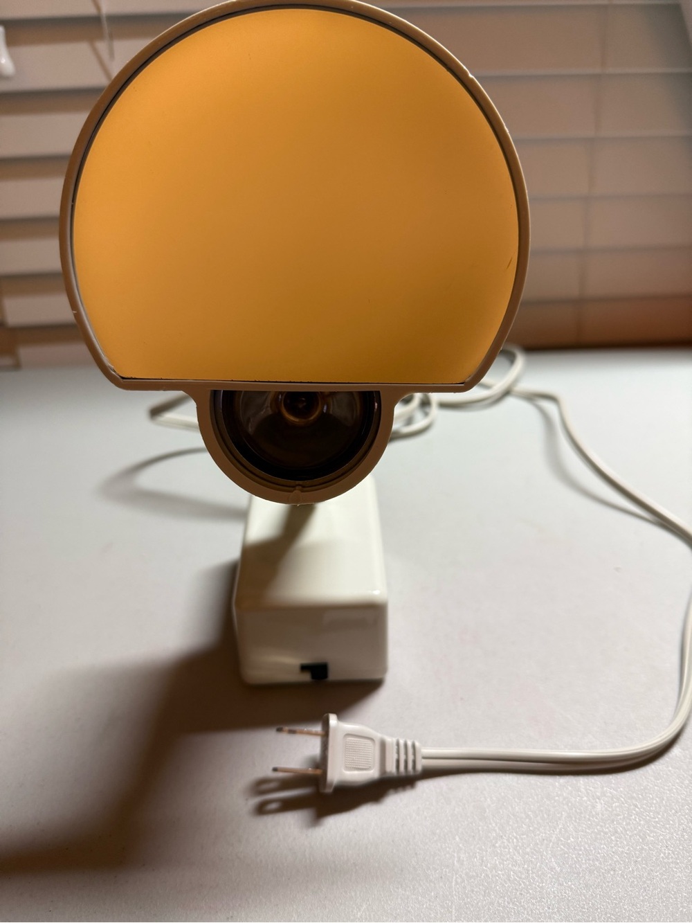 White magnifying vanity makeup mirror with Light